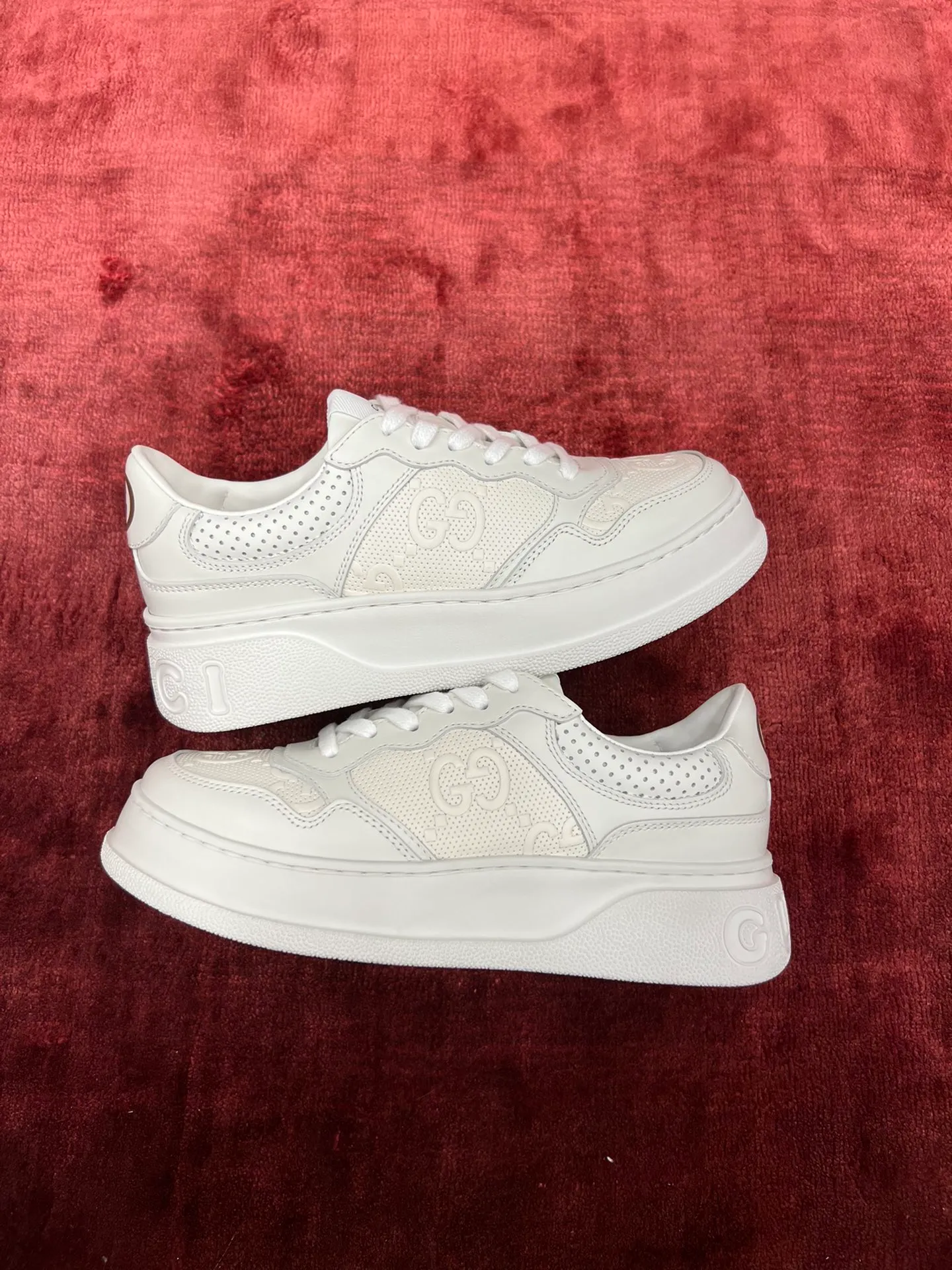 👟👟Ex-factory price 480👟👟 Gucc*i~~New upgraded version, original original color @GG couple's thick-soled shoes...biscuit shoes...white shoes...sneakers...flat shoes...catwalk style: celebrities, Internet celebrities, Xiaohongshu, etc. will definitely plant grass and call❤ Original customized cowhide fabric (classic old floral fabric, perforation, embossing process), the original bottom has a big logo, and there is a GG on the heel Logo, 5cm thick sole, classic Gucci webbing... Women's size 35-40, men's size 39-44